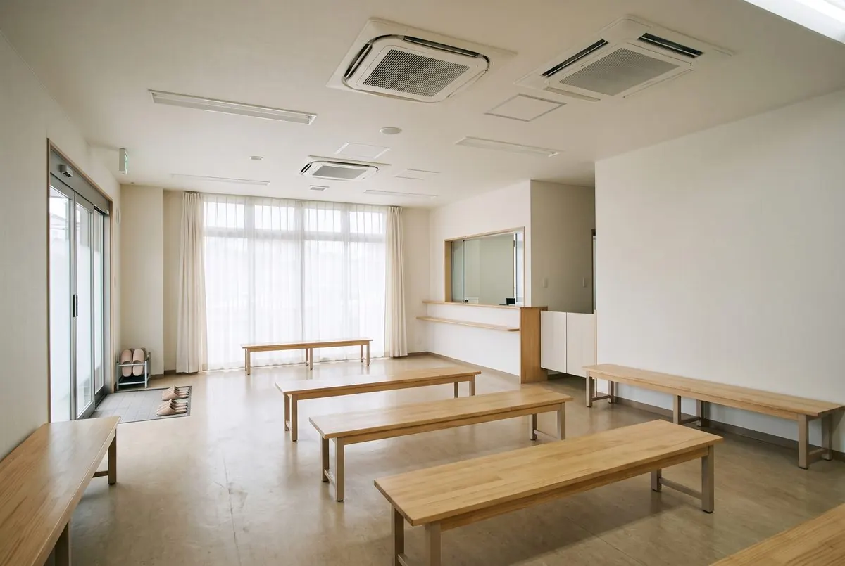 天井カセット形のエアコンがある、クリニックの待合室