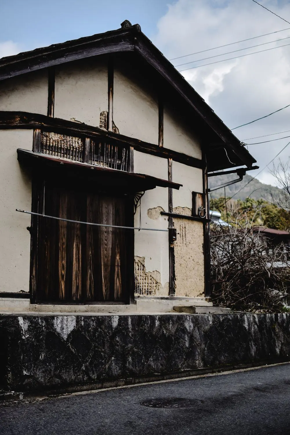 瓦屋根の古い木造の家