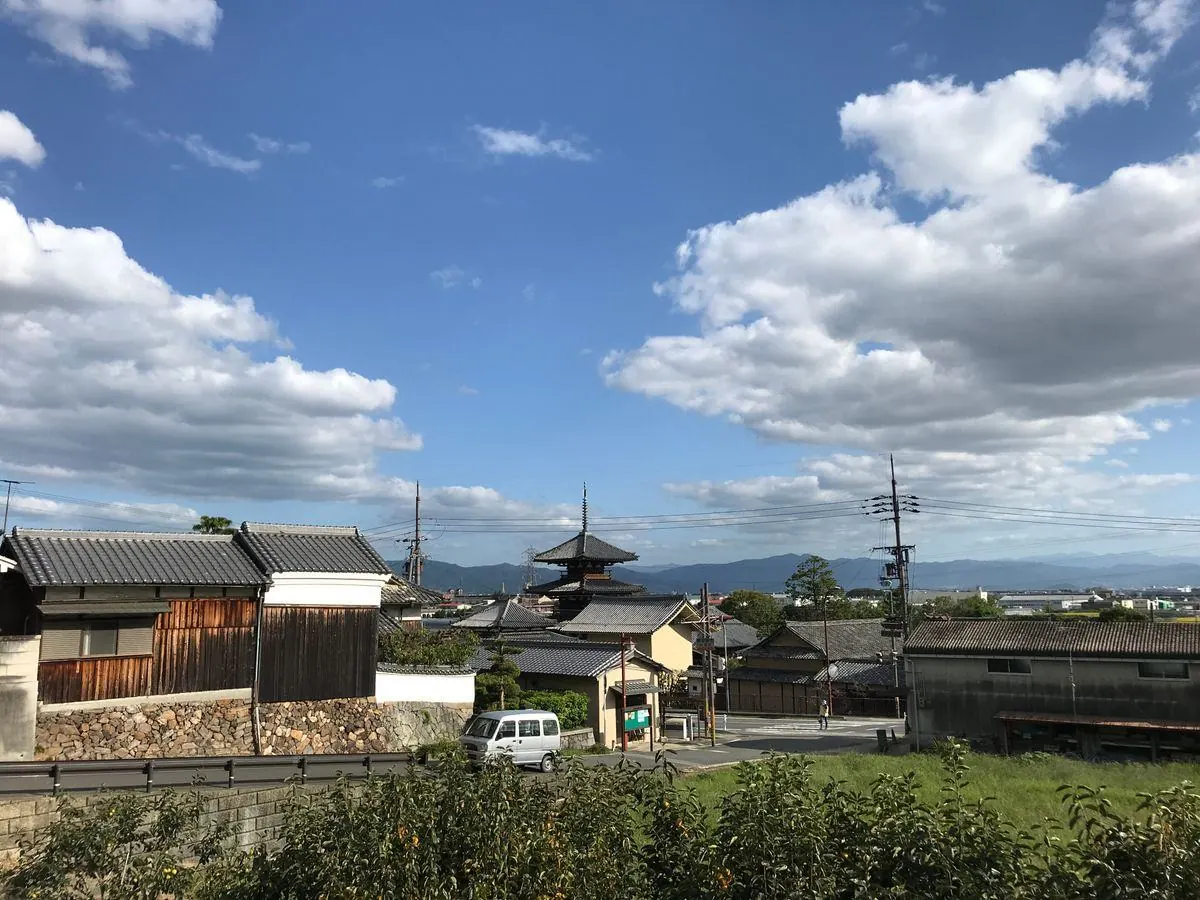 瓦屋根の家が並ぶ町並み