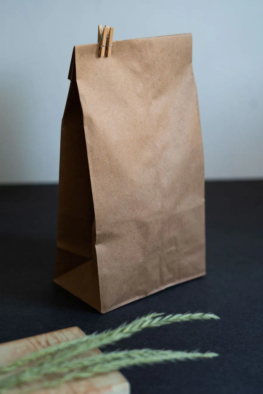 木のピンで留めた茶色の紙袋