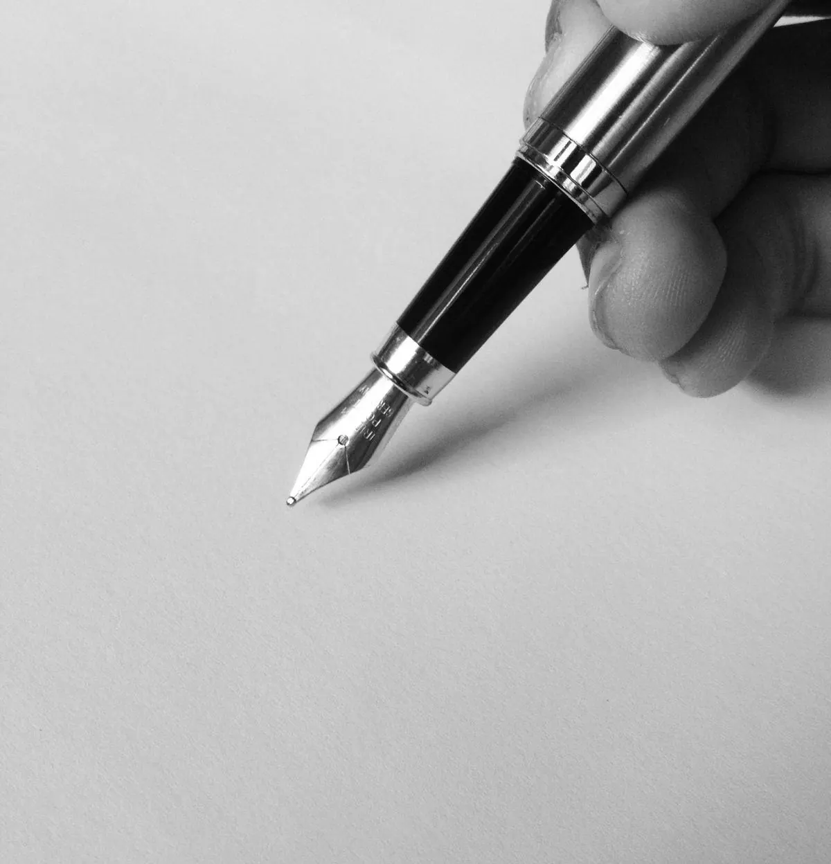 白い紙に万年筆で書く手元