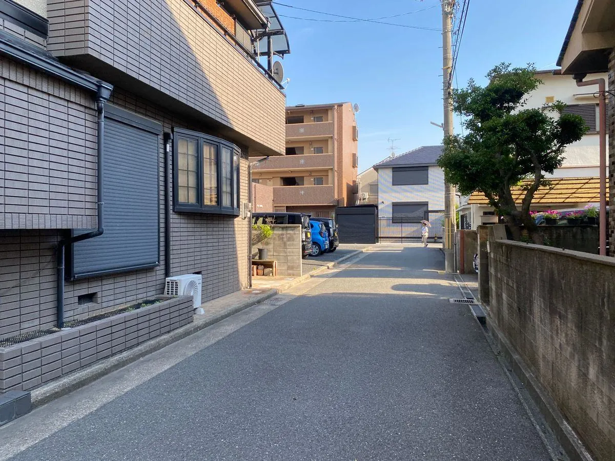 戸建てが並ぶ、静かな住宅街の道