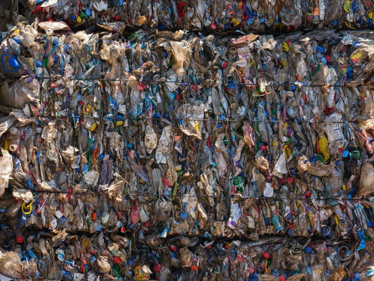 圧縮して梱包した廃プラスチック